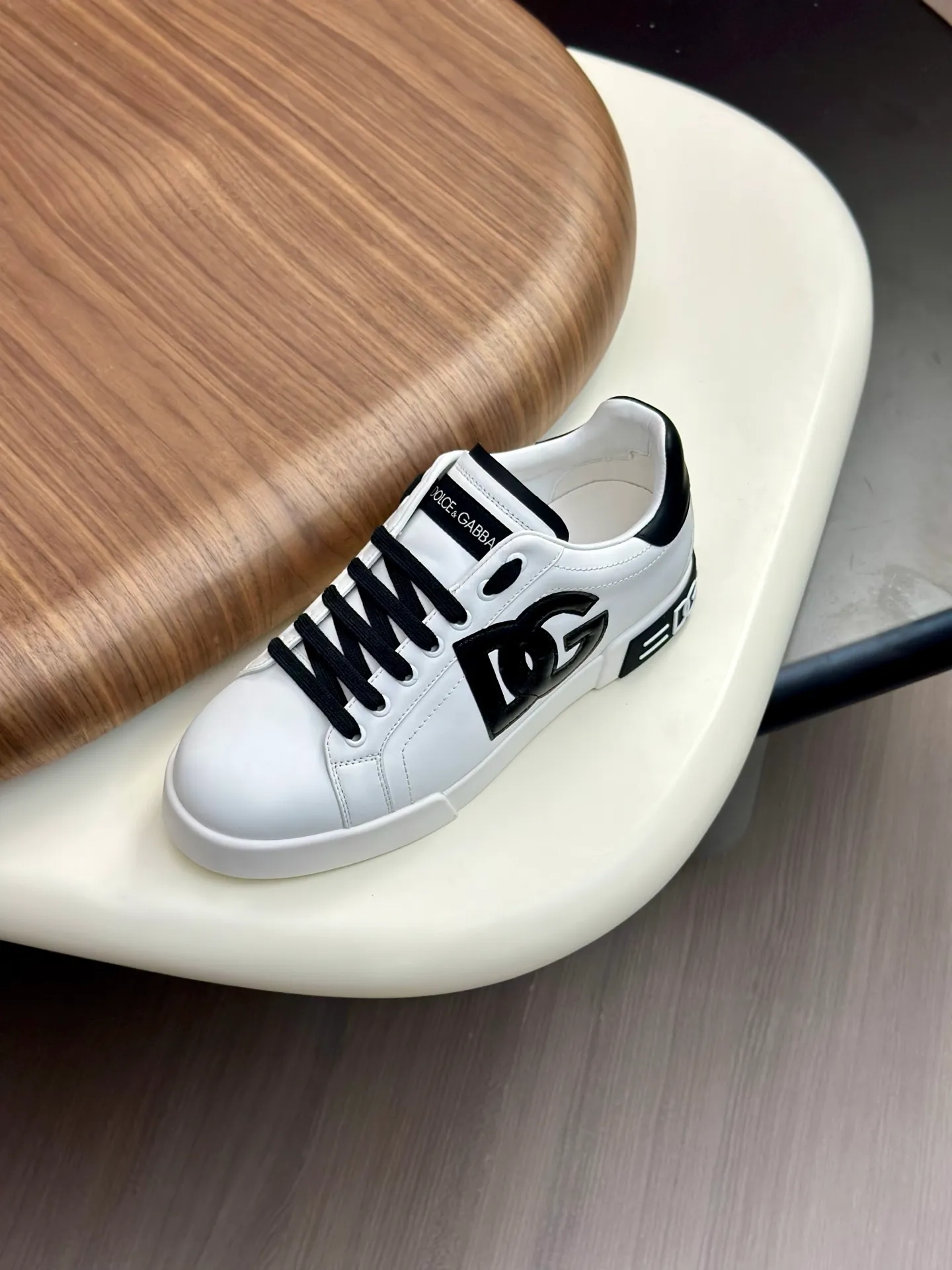 New product 💰800 DG Dolce & Gabbana men's shoes 💰ortofino calfskin sneakers ♞size; 39~44 (customized 38.45.46) Iconic men's shoes 💰ortofino series of sneakers, classic and timeless style, now presented with fashionable details. The calfskin engraved DG logo is a subtle finishing touch. Men's shoes💰ortofino calfskin sneakers: